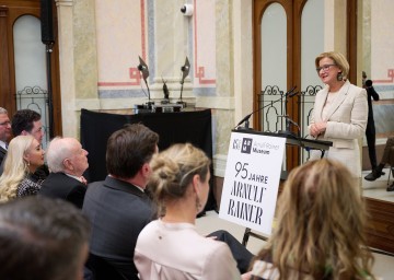 Landeshauptfrau Johanna Mikl-Leitner bei der Jubiläumsausstellung „Das Nichts gegen Alles“ anlässlich des 95. Geburtstages des Künstlers Arnulf Rainer im Arnulf Rainer Museum in Baden.