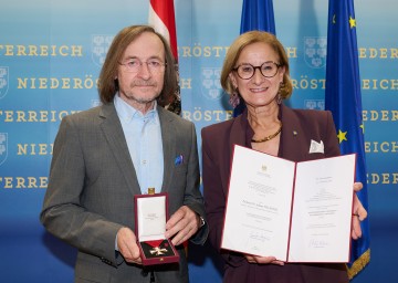 Landeshauptfrau Johanna Mikl-Leitner gratulierte Professor Dr. Johann Feilacher, Psychiater, Bildhauer und Autor, Gründer, ehemaliger Direktor und Kurator des „museum gugging“, Generalsekretär des Vereins „gugging friends“, zum Österreichischen Ehrenkreuz für Wissenschaft und Kunst.