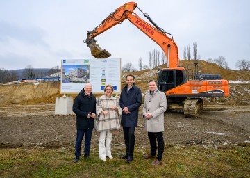 ecoplus-Geschäftsführer Helmut Miernicki, Landeshauptfrau Johanna Mikl-Leitner, ISTA-Präsident Martin Hetzer und Bürgermeister Christoph Kaufmann.