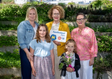 (v.l.n.r.): Mama Janine Hollaus mit ihren Töchtern Caroline und Theresa, Familien-Landesrätin Christiane Teschl-Hofmeister sowie Oma Susanne Oberndorfer.