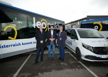 Vor den neu gebrandeten Bussen: NÖVOG Geschäftsführer Michael Hasenöhrl, LH-Stellvertreter und Verkehrslandesrat Udo Landbauer und NÖVOG Geschäftsführer Wolfgang Schroll.
