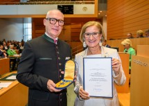 Landeshauptfrau Johanna Mikl-Leitner verlieh das „Silberne Komturkreuz des Ehrenzeichens für Verdienste um das Bundesland Niederösterreich“ an Professor Dr. Herbert Grüner, Rektor der New Design University