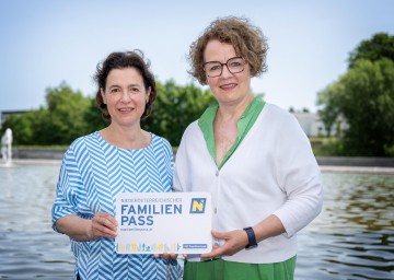 Im Bild von links nach rechts: Barbara Trettler, Geschäftsführerin der NÖ Familienland GmbH, und Familien-Landesrätin Christiane Teschl-Hofmeister