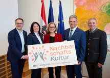 Bürgermeister Christian Seper, Projektleiterin Doris Maurer, Landeshauptfrau Johanna Mikl-Leitner, Bürgermeister Günter Schalko und Bürgermeister Günther Kröpfl (v.l.n.r.)
