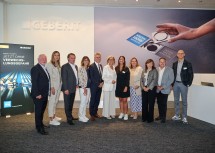 Gruppenfoto vom Festakt anlässlich 30 Jahre Lehrlingsausbildung bei Geberit in Pottenbrunn