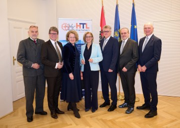 (v.l.n.r.) Christian Milota, Bundesminister Martin Polaschek, Landesrätin Christiane Teschl-Hofmeister, Landeshauptfrau Johanna Mikl-Leitner, Schulleiter Gerold Kornell, Manfred Damberger und Bürgermeister Siegfried Walch