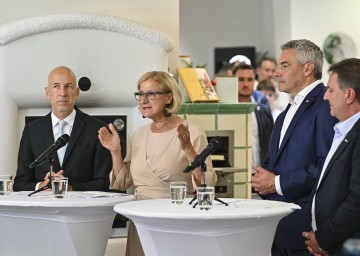 Präsentierten in Böheimkirchen den Handwerkerbonus: Bundesminister Martin Kocher, Landeshauptfrau Johanna Mikl-Leitner, Bundeskanzler Karl Nehammer und Wirtschaftskammer NÖ Präsident Wolfgang Ecker (v.l.n.r.)