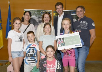 Gemeinderätin Marion Kalcher-Rock, Landesrätin Christiane Teschl-Hofmeister, Bürgermeister Christian Macho und Vizebürgermeister Klaus Windbüchler freuen sich mit Larissa, Peter, Flora, Romy und Fabienne aus Kottingbrunn über den ersten Platz der besten Ferienbetreuung in NÖ und einen gewonnenen Zirkusworkshop.