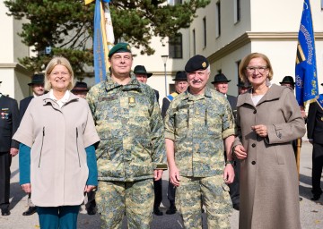 Verteidigungsministerin Klaudia Tanner, NÖ Militärkommandant Georg Härtinger, Michael Lippert und Landeshauptfrau Johanna Mikl-Leitner (v.l.n.r.) bei der Kommandoübergabe in St. Pölten.