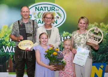Stefan Neumann, Landeshauptfrau Johanna Mikl-Leitner, Elisabeth Sandfort sowie Linda und Tilia mit den Auszeichnung für den Schlosspark Eckartsau.