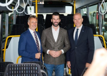 Verkehrslandesrat LH-Stellvertreter Udo Landbauer freut sich mit den NÖVOG Geschäftsführern Wolfgang Schroll und Michael Hasenöhrl über die erfolgreiche Zertifizierung.