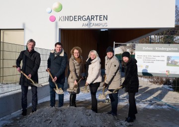 Im Bild von links nach rechts: Architekt Peter Übersberger, Bürgermeister David Berl, Familien-Landesrätin Christiane Teschl-Hofmeister, Vizebürgermeisterin Silvia Wohlfahrt, Geschäftsführender Gemeinderat Robert Merker und Kindergartenleiterin Katharina Berl