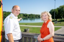 Mit Sommerbeginn steigt auch die Gefahr von Badeunfällen, wissen Markus Schimböck, Präsident der Österreichischen Wasserrettung, Landesverband NÖ, und Landesrätin Eva Prischl.