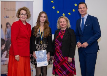 Bildungs-Landesrätin Christiane Teschl-Hofmeister, Carina  Grameiser (HLW Baden/Gewinner Kategorie Spanisch BHS), Landeskoordinatorin für Begabungsförderung Angelika Gausterer-Wöhrer und Bildungsdirektor Karl Fritthum (v.l.n.r.).