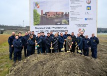 Spatenstich für neues Feuerwehr- und Sicherheitszentrum: Landeshauptfrau Johanna Mikl-Leitner und Landesrätin Ulrike Königsberger-Ludwig mit Bürgermeister Franz Aigner, Landesfeuerwehrkommandant Dietmar Fahrafellner, Feuerwehrkommandant Martin Freiberger-Scharl, Landtagsabgeordnetem Andreas Bors und Bezirkshauptmann Andreas Riemer sowie mit den Kameradinnen und Kameraden der Feuerwehr Kirchberg am Wagram.