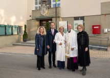 Vor dem neuen Standort der KPH Wien/NÖ: Gemeinderätin Susanne Binder-Novak, Vizebürgermeister Michael Kögl, Landeshauptfrau Johanna Mikl-Leitner, Generalvikar Christoph Weiss und Landesrätin Christiane Teschl-Hofmeister (v.l.n.r.)