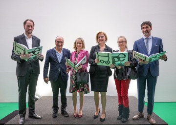 (v.l.n.r.) Künstlerischer Leiter der Kunsthalle Krems Florian Steininger, Luiz Chillida (Sohn des Künstlers), die spanische Botschafterin in Österreich, Cristina Fraile Jiménez de Munana, Landeshauptfrau Johanna Mikl-Leitner, Susana und Mikel Chillida (Tochter und Enkel des Künstlers).