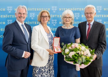 Bei der Ehrenzeichen-Überreichung in St. Pölten (v.l.n.r.) Landtagspräsident Karl Wilfing, Landeshauptfrau Johanna Mikl-Leitner und Landesrechnungshofdirektorin Edith Goldeband mit Gatte Richard Goldeband.