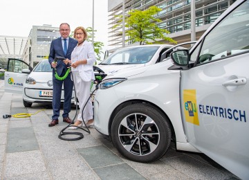 Landeshauptfrau Johanna Mikl-Leitner und LH-Stellvertreter Stephan Pernkopf freuen sich über mehr als 7.000 e-Autos in Niederösterreich