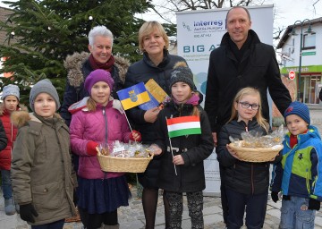 Winzendorfs Bürgermeisterin Ernestine Sochurek, Landesrätin Barbara Schwarz und Weikersdorfs Bürgermeister Manfred Rottensteiner mit österreichischen und ungarischen Kindern (v.l.n.r.)