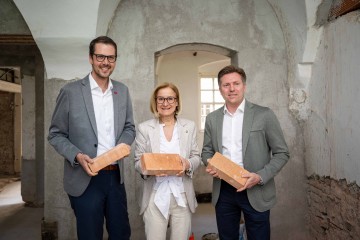 Marcus Linford (Wienerwald Tourismus), Landeshauptfrau Johanna Mikl-Leitner und Bruno Schwendinger (Schlosspark Laxenburg) setzen gemeinsam den Baustein für die kommenden Weiterentwicklungen und Selected Stays Ferienwohnungen. (vlnr) 