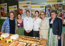 Landeshauptfrau Johanna Mikl-Leitner (2.v.r.) und Bildungs-Landesrätin Christiane Teschl-Hofmeister (links) mit Schülerinnen und Direktorin Rosina Neuhold (rechts) beim Präsentationsstand der Landwirtschaftlichen Fachschule Tullnerbach.