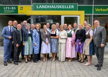 Eröffnung des neuen Landhauskellers im Regierungsviertel in St. Pölten mit Landeshauptfrau Johanna Mikl-Leitner (8.v.r.) und Bildungs-Landesrätin Christiane Teschl-Hofmeister (7.v.l.), Ehrengästen und Direktorinnen und Direktoren der Landwirtschaftlichen Fachschulen Niederösterreich.