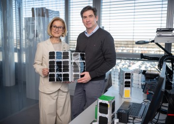 Landeshauptfrau Johanna Mikl-Leitner und R-Space CEO Carsten Scharlemann, dessen Unternehmen beispielhaft für die Innovationskraft niederösterreichischer Betriebe steht. 