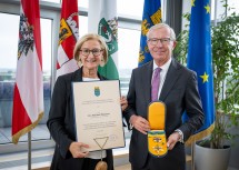 Landeshauptfrau Johanna Mikl-Leitner überreichte an den ehemaligen Landeshauptmann Salzburgs, Wilfried Haslauer, das „Goldene Komturkreuz mit dem Stern des Ehrenzeichens für Verdienste um das Bundesland Niederösterreich“.
