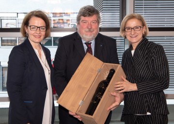 Landeshauptfrau Johanna Mikl-Leitner und Landesrätin Christiane Teschl-Hofmeister gratulieren ZBR-Vorsitzenden Peter Maschat zum runden Geburtstag