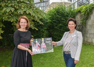 Familien-Landesrätin Christiane Teschl-Hofmeister und Barbara Trettler, Geschäftsführerin der NÖ Familienland GmbH, freuen sich über den Leitfaden für Gemeinden „NÖ Ferienbetreuung - Corona-Spezial 2020“.