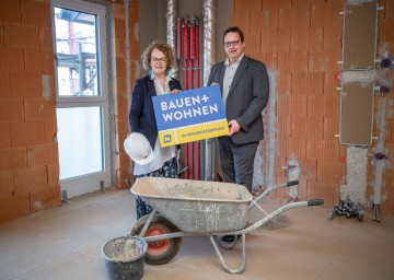 (v.l.n.r.): Wohnbau-Landesrätin Christiane Teschl-Hofmeister und Abteilungsleiter Peter Neurauter.