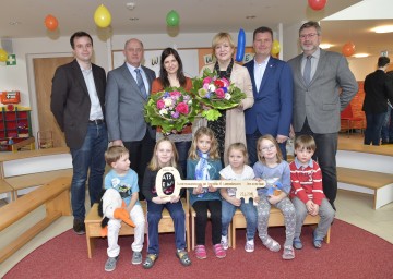 Kindergarteneröffnung in Orth an der Donau mit Familien- und Bildungs-Landesrätin Barbara Schwarz (3.v.r.) sowie Kindern, Fest- und Ehrengästen. 