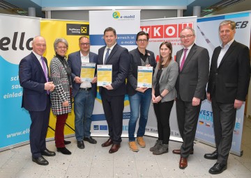Gratulation an die "Top e-Autohaus 2017"-Sieger : ecoplus-Geschäftsführer Helmut Miernicki, Geschäftsführer, Landesrätin Petra Bohuslav, Thomas Polke, Geschäftsführer Autohaus Polke GmbH, Stefan Mayr, Geschäftsführer Autohaus Waldviertel GmbH, Wilhelm Böhm, Geschäftsführer Wilhelm Böhm GesmbH, Sigrid Ledermüller, Wilhelm Böhm GesmbH, LH-Stellvertreter Stephan Pernkopf und Wolfgang Schirak, WKNÖ-Obmann Landesgremium des Fahrzeughandels Niederösterreich (v.l.n.r.)