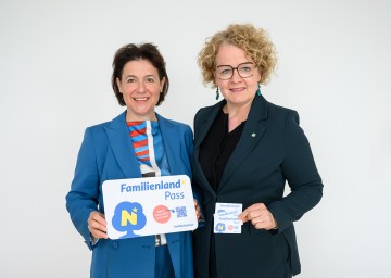 Barbara Trettler, Geschäftsführerin der Familienland Niederösterreich GmbH, und Familien-Landesrätin Christiane Teschl-Hofmeister.
