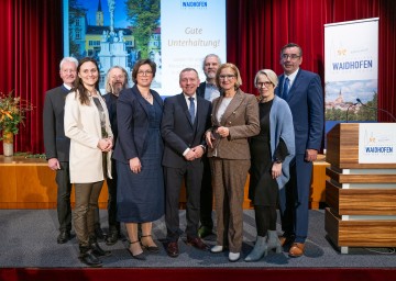 Im Bild von links nach rechts: Stadtrat Eduard Hieß, Abgeordnete Viktoria Hutter, Stadtrat Herbert Höpfl, Stadträtin Marlene Böhm-Lauter, Bürgermeister Josef Ramharter, Vizebürgermeister Martin Litschauer, Landeshauptfrau Johanna Mikl-Leitner, Bezirkshauptfrau Manuela Herzog und Stadtrat Thomas Lebersorger
<br />
