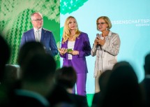 Landeshauptfrau Johanna Mikl-Leitner und LH-Stellvertreter Stephan Pernkopf bei der Wissenschaftsgala 2024 mit Moderatorin Nina Kraft.