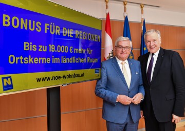 Gemeindebund-Präsident Alfred Riedl und Landesrat Martin Eichtinger präsentieren den Regionsbonus und die Ortskernförderung
