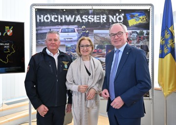 Landeshauptfrau Johanna Mikl-Leitner, LH-Stellvertreter Stephan Pernkopf (rechts) und Landesfeuerwehrkommandant Dietmar Fahrafellner zogen Bilanz auf das Jahr 2024.