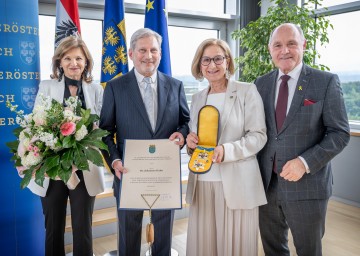 „Silbernes Komturkreuz“ des Landes Niederösterreich für Johannes Hahn „Silbernes Komturkreuz“ des Landes Niederösterreich für Johannes Hahn