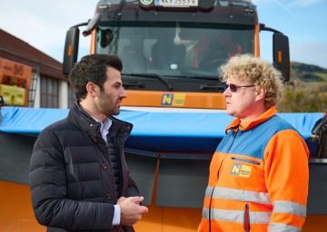 LH-Stellvertreter Udo Landbauer bedankt sich bei den Mitarbeitern des NÖ Straßendienstes.