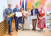 LH Mikl-Leitner und LH-Stv. Pernkopf überreichen Landeswappen an NÖ Teichwirteverband LH Mikl-Leitner und LH-Stv. Pernkopf überreichen Landeswappen an NÖ Teichwirteverband