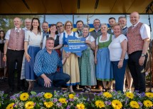 Landeshauptfrau Johanna Mikl-Leitner überreichte an die Volkstanzgruppe St. Valentin die Auszeichnung „Regionalkultur ist verlässlich echt“.