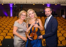 Landeshauptfrau Johanna Mikl-Leitner und Salzburgs LH-Stellvertreter Stefan Schnöll mit Geigerin Lidia Baich mit Mozarts originaler Costa-Violine.