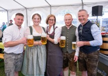 Obmann Tobias Perger, Sandra Frank, Landeshauptfrau Johanna Mikl-Leitner, David Janisch und Bürgermeister Martin Leonhardsberger (v.l.n.r.) stießen auf das gelungene Nachbarschaftsfest an.