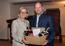 Landeshauptfrau Johanna Mikl-Leitner bekam von Vorstandsvorsitzendem Hans Böhm „unsere besten Biere aus Niederösterreich" überreicht.