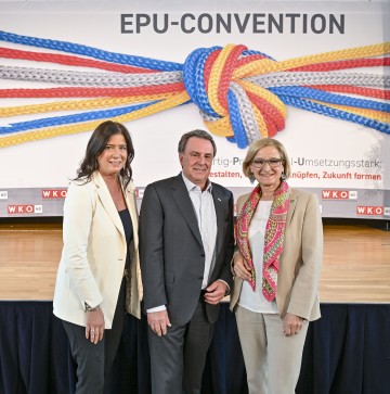 Landeshauptfrau Johanna Mikl-Leitner mit WKNÖ-Präsident Wolfgang Ecker und EPU-Sprecherin Birgit Strebl-Lobner bei der EPU-Convention in Baden.