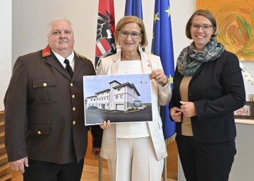 Bürgermeisterin Christina Martin (rechts) und Feuerwehrkommandant Franz Walter (links) aus Kirchschlag bei Landeshauptfrau Johanna Mikl-Leitner.