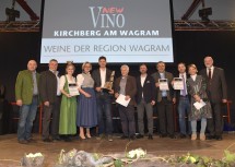 Siegerprämierung in der Kategorie Klassik („Grüner Veltliner leicht“): Weinbotschafter Rudi Roubinek, Günter Zaiser, Geschäftsführer des Raiffeisen-Lagerhauses Absdorf-Ziersdorf, die NÖ Vizeweinkönigin Teresa Dietl, Landeshauptfrau Johanna Mikl-Leitner, Bernhard Ecker aus Mitterstockstall (1. Platz), die Kostleiter Walter Kutscher vom Wiener Sommelierverein und Bernhard Degen vom Magazin Falstaff, Anton Waldschütz aus Sachsendorf (2. Platz), Norbert Greil aus Unterstockstall (3. Platz), Moderatorin Kristina Sprenger und NV-Regionaldirektor West Walter Koinegg (v.l.n.r.)
 