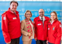 Rotkreuz-Präsident General Josef Schmoll und Landeshauptfrau Johanna Mikl-Leitner mit dem neuen Geschäftsführerteam Thomas Wallisch und Andrea Winter (v.l.n.r.).